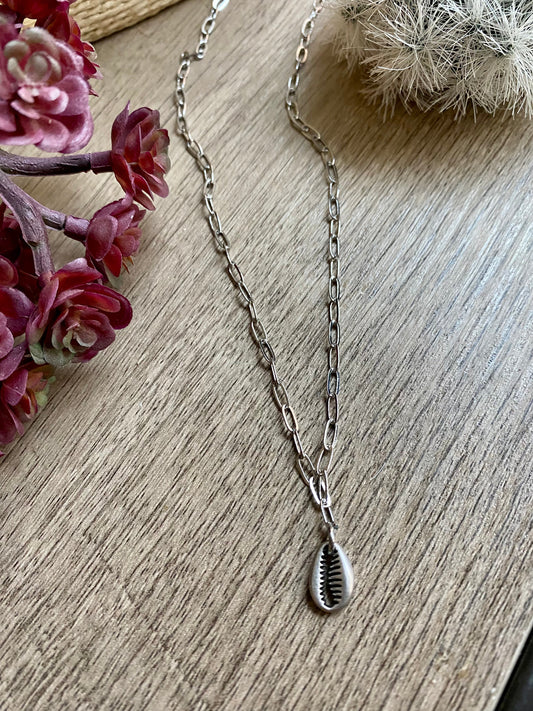 Shell Pendant Paperclip Chain Choker